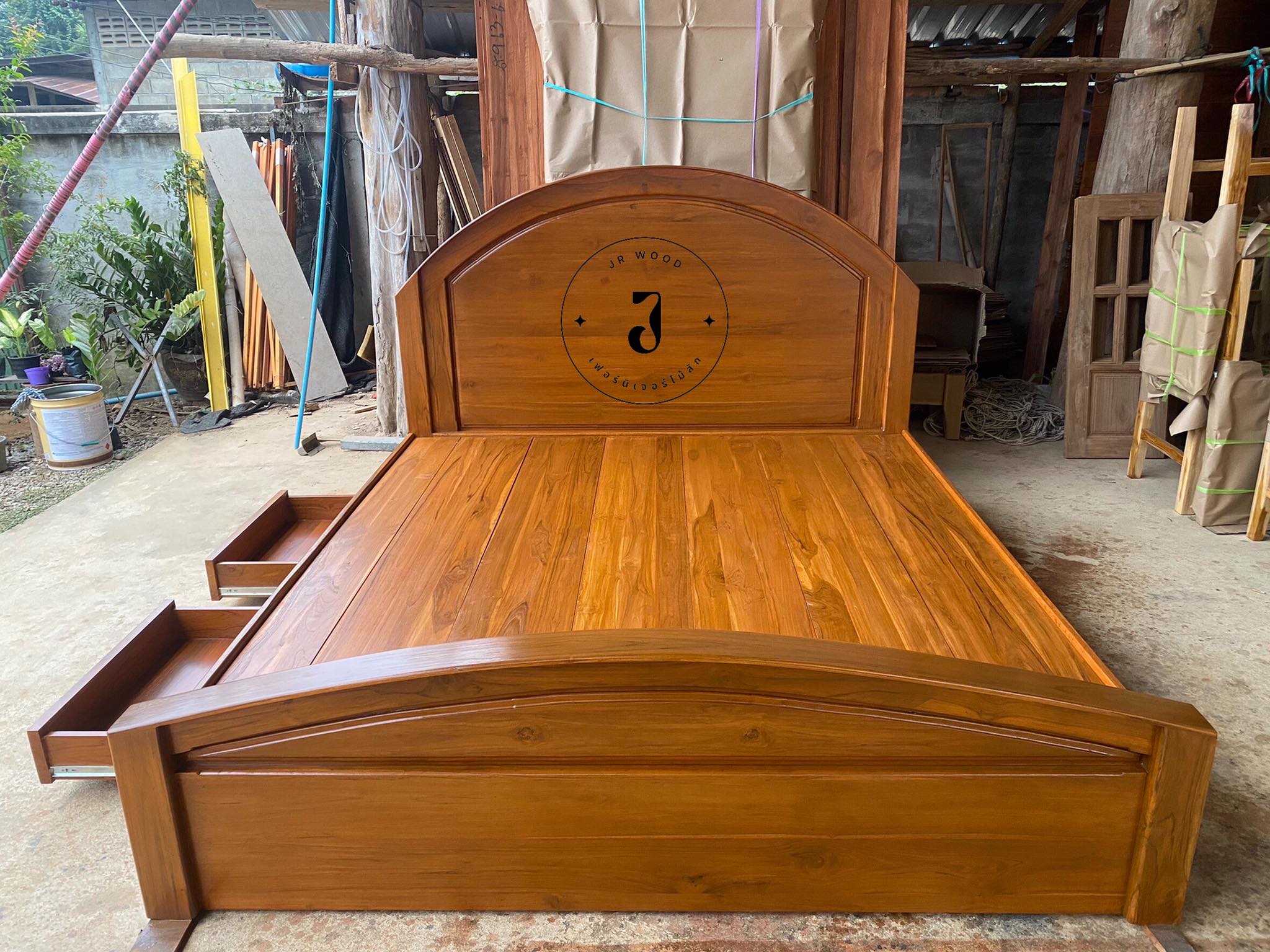 JR Furniture เตียงไม้สัก รุ่นหัวโค้งทึบ ขนาด 5 ฟุต สีสักทอง ThaiPick