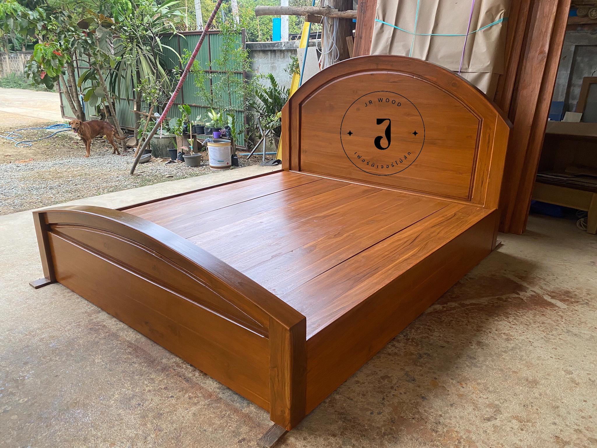 JR Furniture เตียงไม้สัก รุ่นหัวโค้งทึบ ขนาด 5 ฟุต สีสักทอง ThaiPick