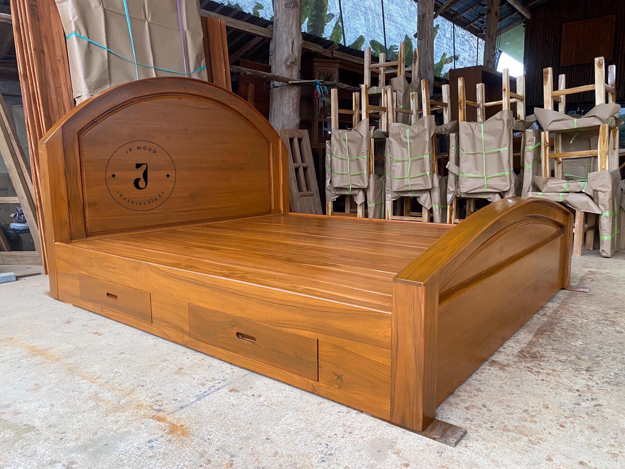 JR Furniture เตียงไม้สัก รุ่นหัวโค้งทึบ ขนาด 5 ฟุต สีสักทอง ThaiPick