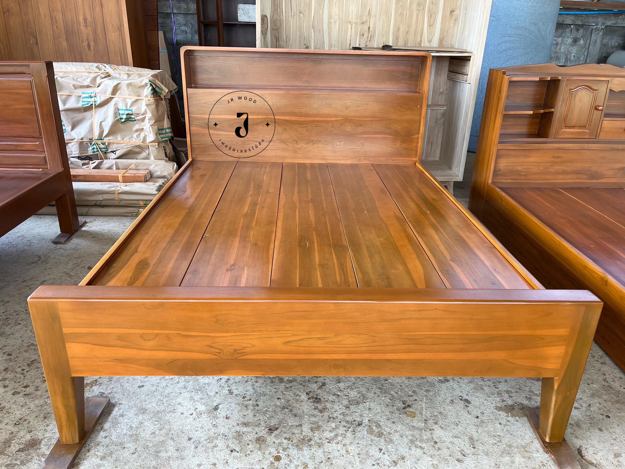 JR Furniture เตียงไม้สัก รุ่นหัวโค้งทึบ ขนาด 5 ฟุต สีสักทอง ThaiPick