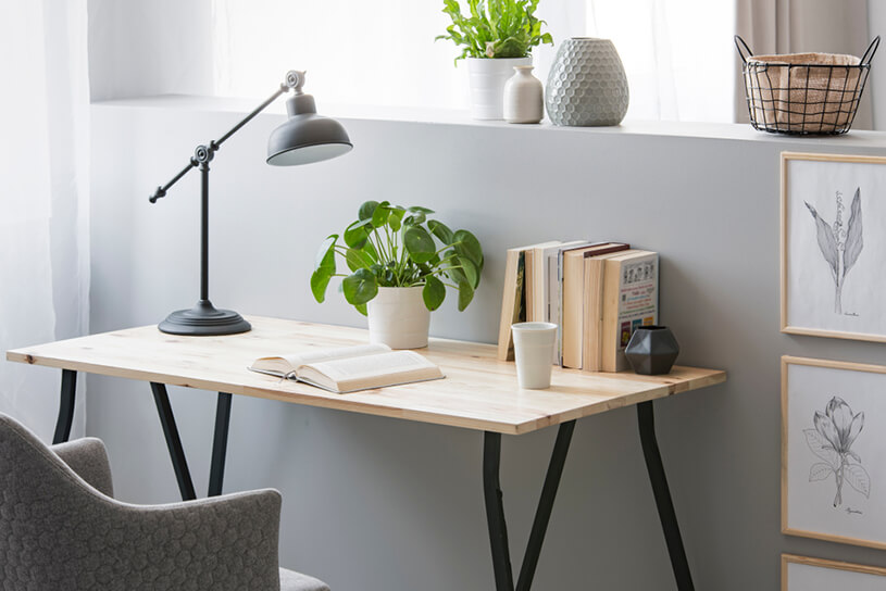 ภาพ: โต๊ะอ่านหนังสือกับตำแหน่งของโคมไฟที่เหมาะสำหรับการอ่านหนังสือ