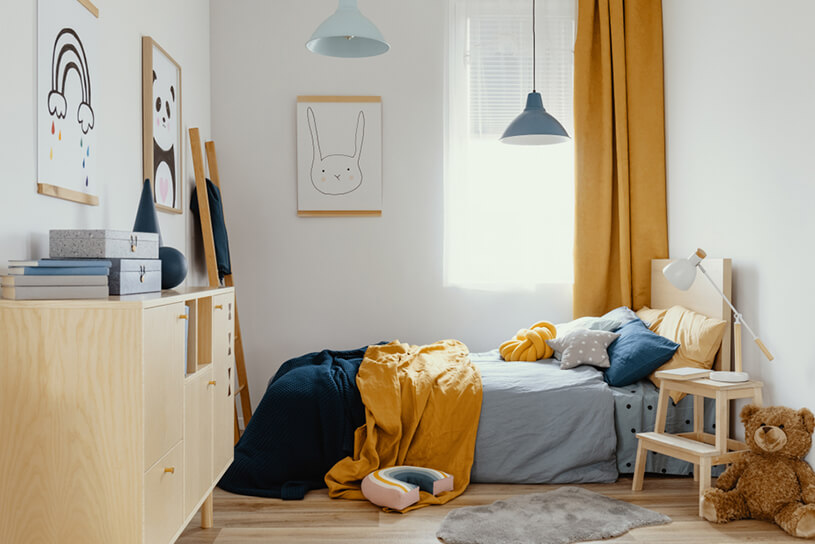 ภาพ: การตกแต่งห้องนอนด้วยสีคลาสสิคบลูกับสีเหลือง