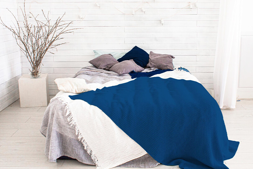 ภาพ: การแต่งตกแต่งห้องนอนด้วยสีขาวกับสีคลาสสิคบลู