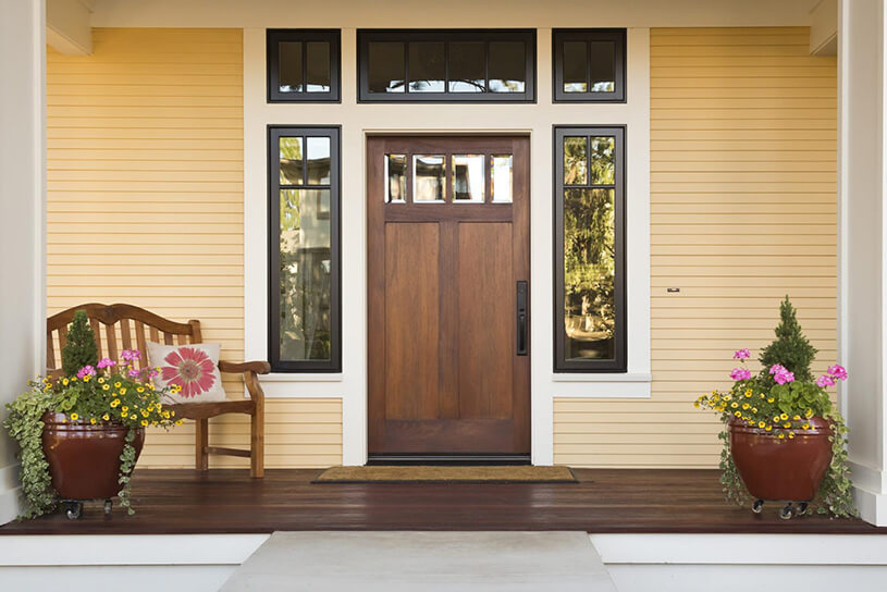ภาพ: ประตูบ้านที่ใช้ประตูที่ทำจากไม้จริง