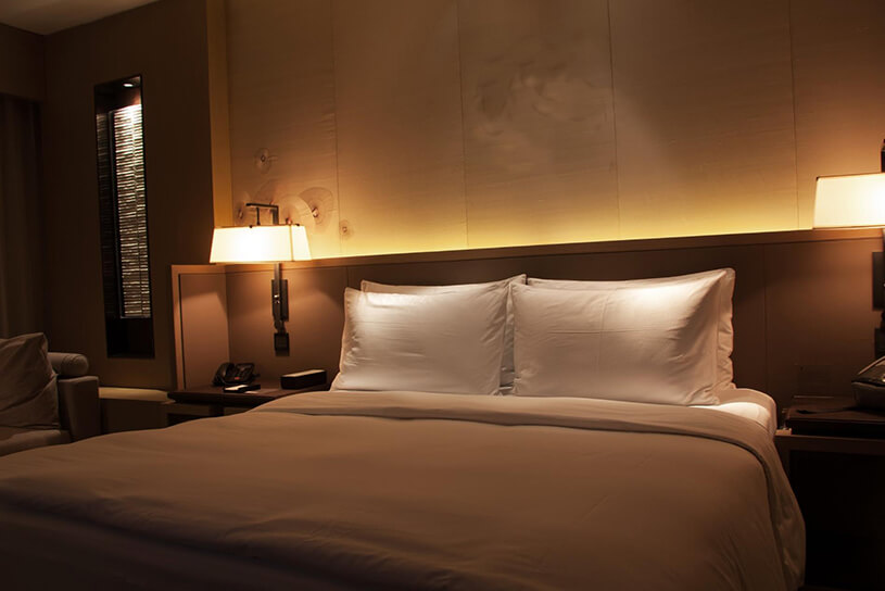 ภาพ: ไฟติดผนังหัวเตียงช่วยเพิ่มแสงสว่างให้ห้องนอน