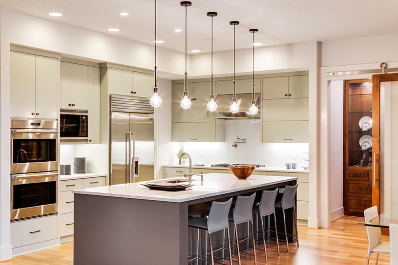 ภาพ: การใช้ไฟติดเพดานเพิ่มแสงสว่างให้กับห้องครัว